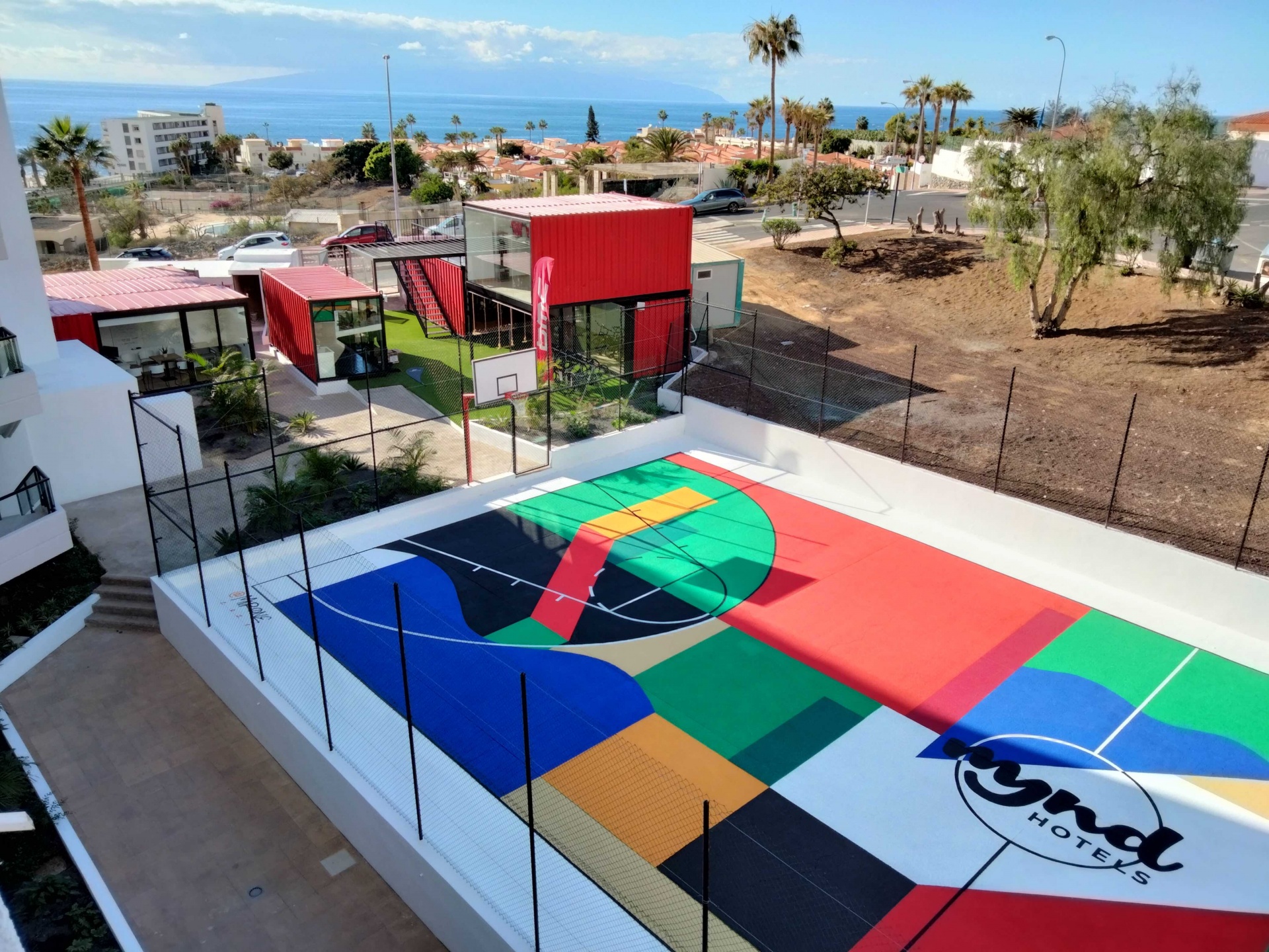 El nuevo hotel MYND Adeje apuesta por el arte urbano con una cancha de baloncesto diseñada por Iker Muro